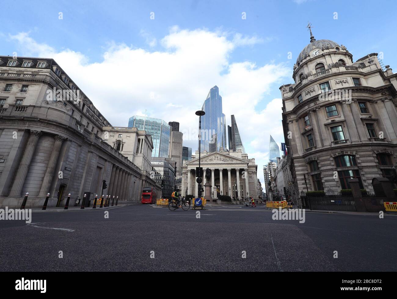 Une sortie tranquille de Bank Junction près de la Banque d'Angleterre dans la ville de Londres pendant l'heure de pointe du soir, tandis que le Royaume-Uni continue de se verrouiller pour aider à freiner la propagation du coronavirus. Banque D'Images