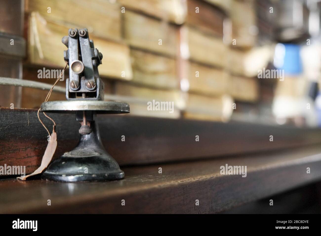 réparateur de montres anciennes dans un ancien magasin de montres Banque D'Images
