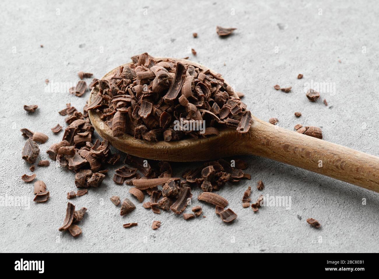 Cacao, cuillère en bois, chocolat râpé Banque D'Images