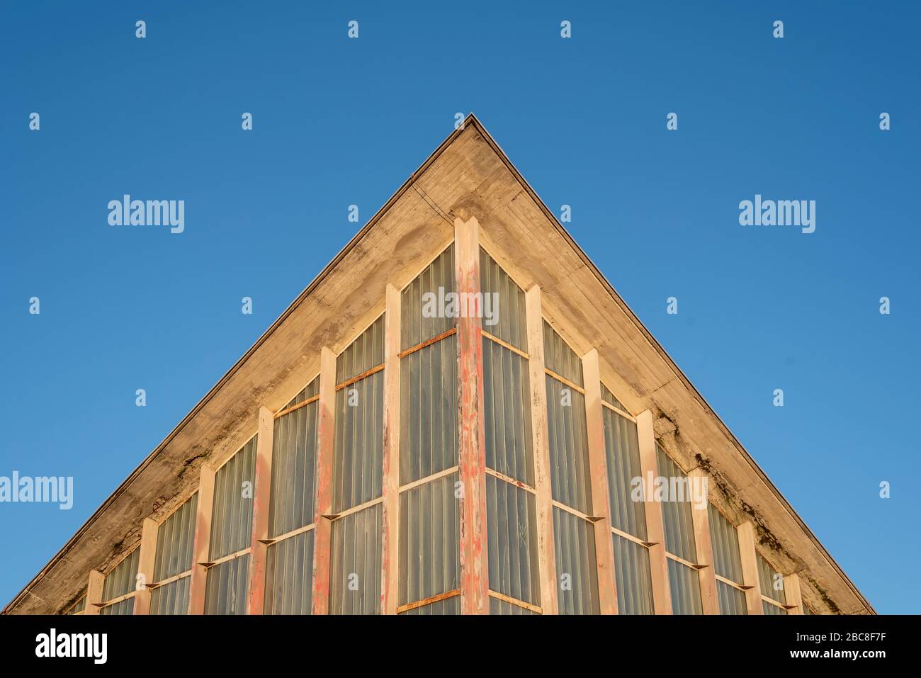 Allemagne, Saxe-Anhalt, Magdeburg, toit de la Hyparschale, classée salle polyvalente, construite selon les plans de l'architecte Ulrich Müther Banque D'Images