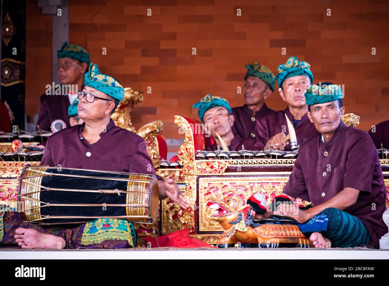 Vue horizontale d'un groupe de musiciens jouant de la musique traditionnelle balinaise en Indonésie. Banque D'Images