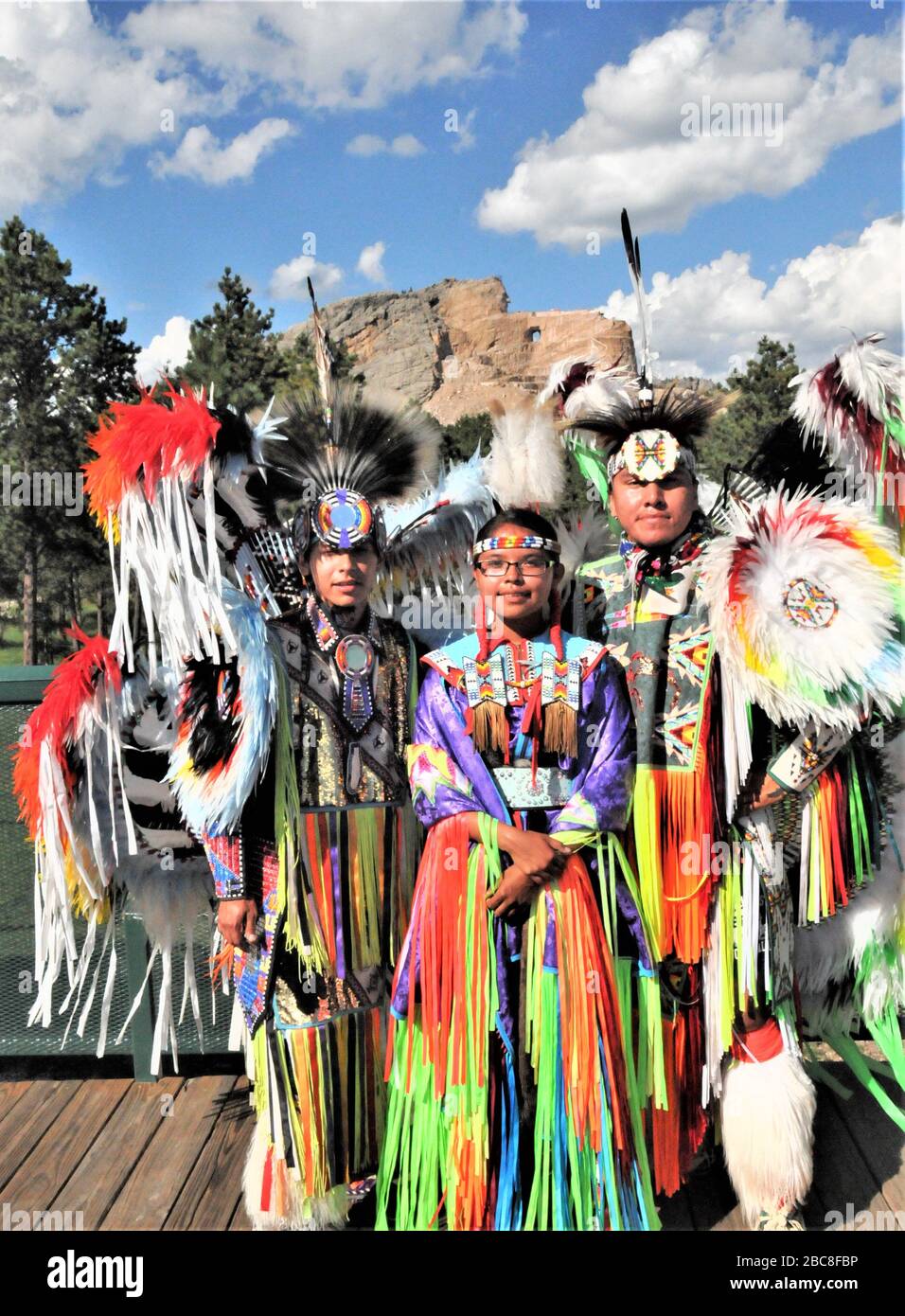 La troupe indienne nacota pose pour une photo avec le monument Crazy Horse à Custer, dans le Dakota du Nord. Banque D'Images