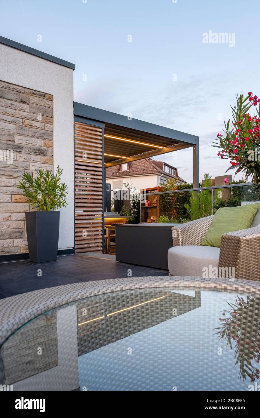 terrasse moderne avec mobilier en rotin et cuisine extérieure couverte Banque D'Images
