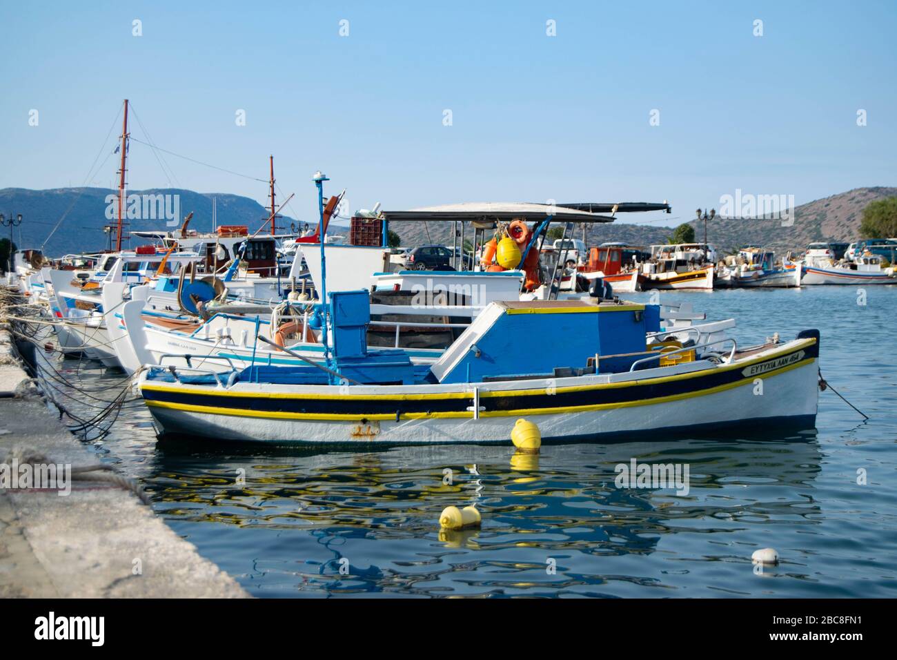 Un bateau bleu amarré à une petite marina dans l'île grecque de Crète Banque D'Images