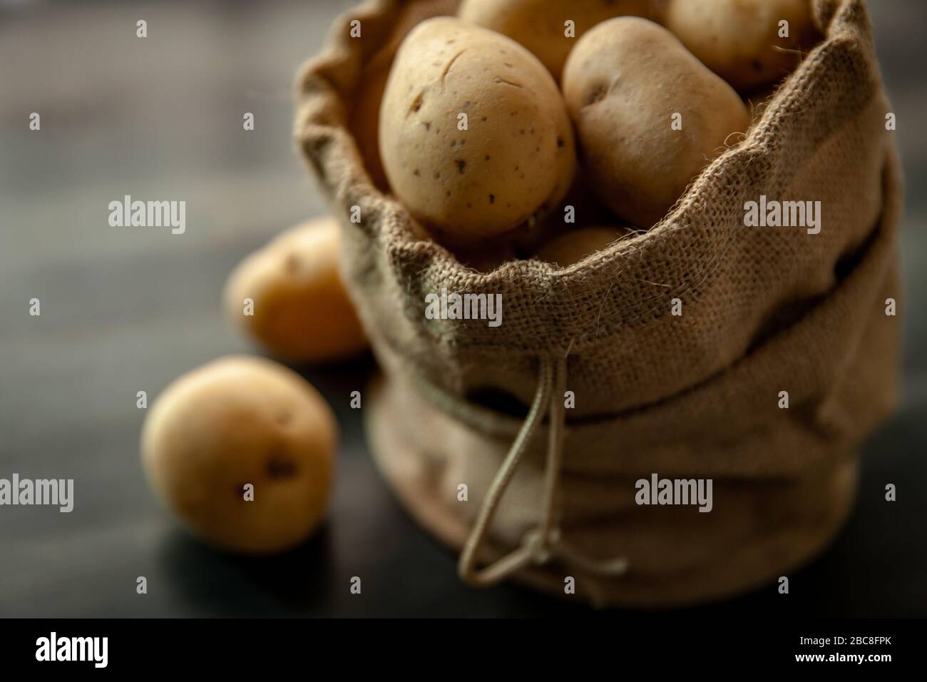 Pommes de terre en toile de fond rustique en bois sur des fenêtres souples lumière nourriture vintage Banque D'Images