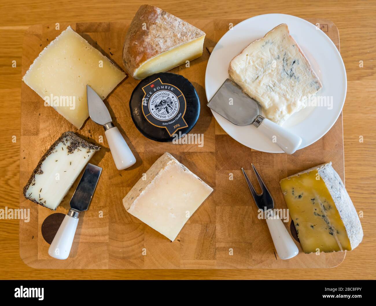 Plateau de fromages avec fromage de brebis espagnol, Gorgonzola, Manchego, Mahon, Bleu cornouillé, Corra Linn, cheddar noir de bombardier Banque D'Images