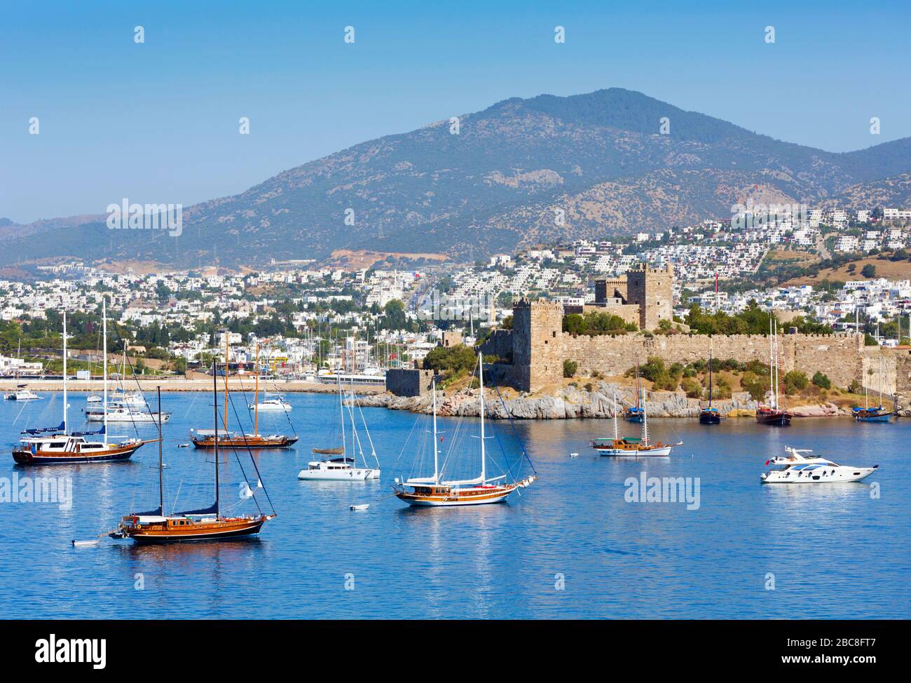 Bodrum, province de Mugla, Turquie. Vue sur le port jusqu'au château de Saint-Pierre. Bodrum est l'ancien Halicarnassus. Banque D'Images