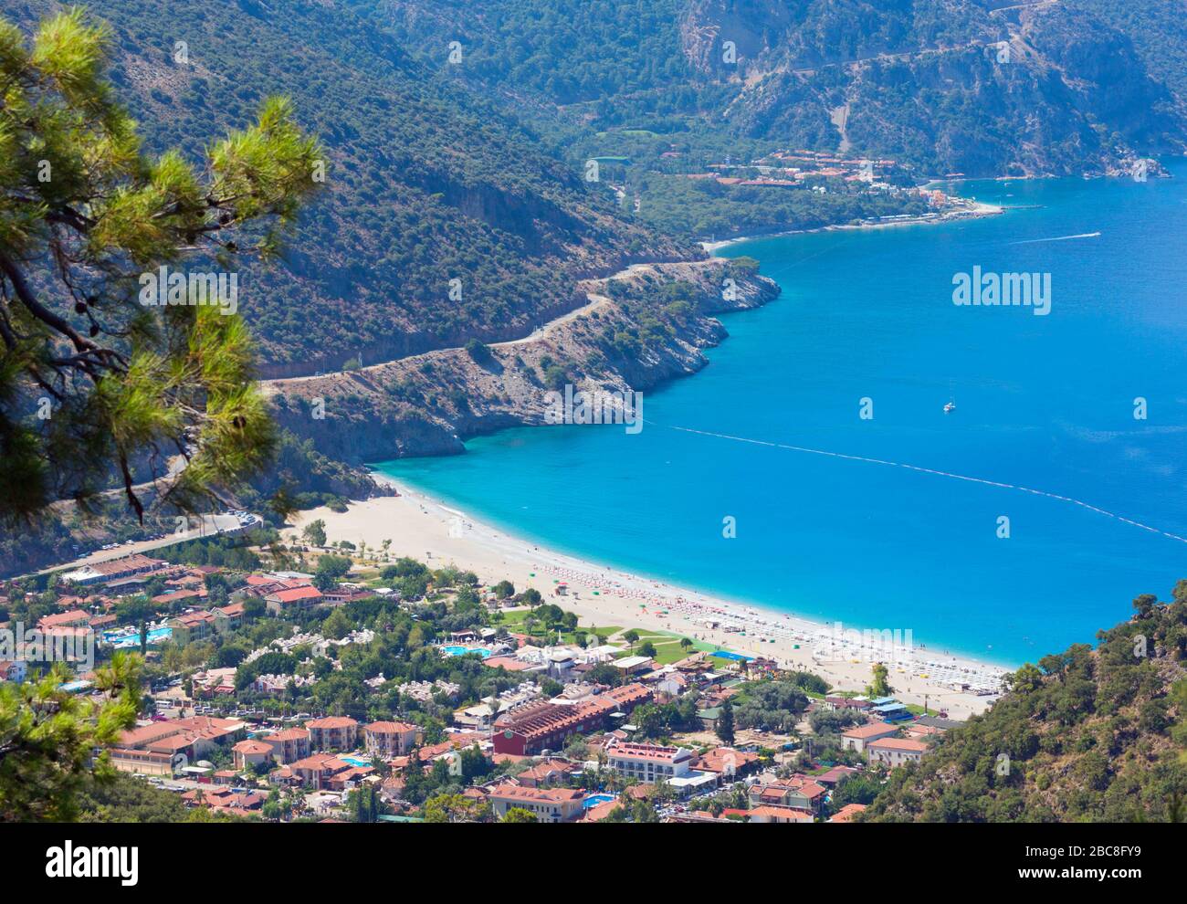 Ville d'Oludeniz, ou Olu Deniz, province de Mugla, Turquie. Complexe de bord de mer. Banque D'Images