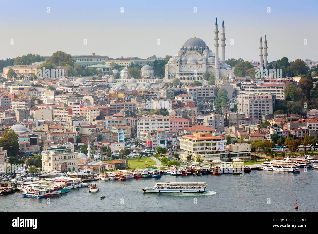 Istanbul, Turquie. Vue sur la Corne d'Or jusqu'à la Mosquée Suleymaniye et au port d'Eminonu. Banque D'Images
