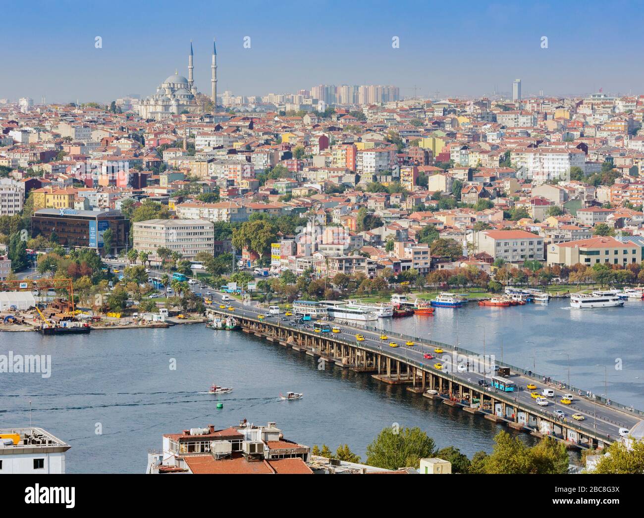Istanbul, Turquie. Vue de Galata en face de la Corne d'Or et du pont Ataturk jusqu'à la Mosquée Fatih. Banque D'Images