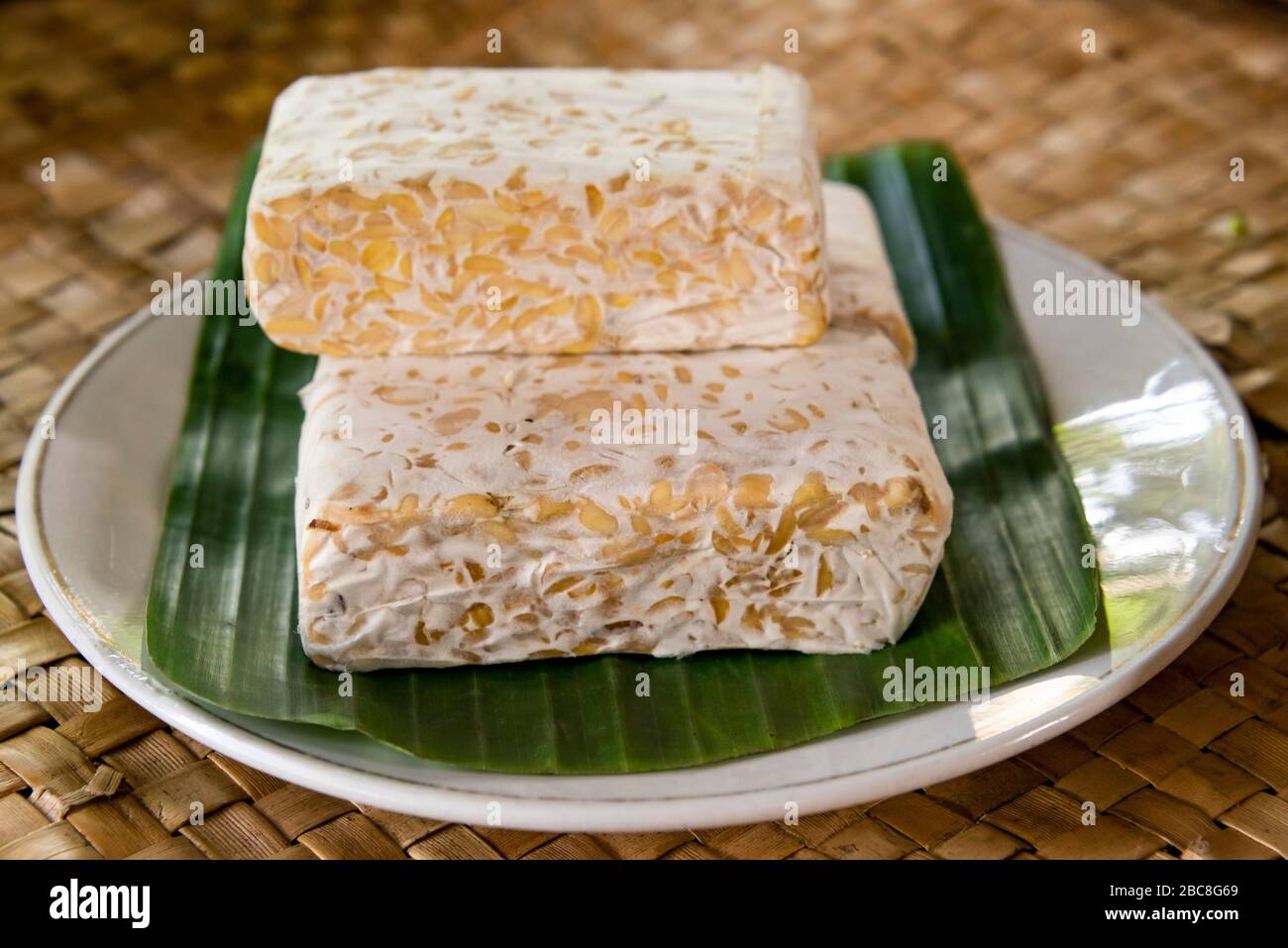 Gros plan horizontal de blocs de Tempe brut à Bali, Indonésie Photo Stock -  Alamy