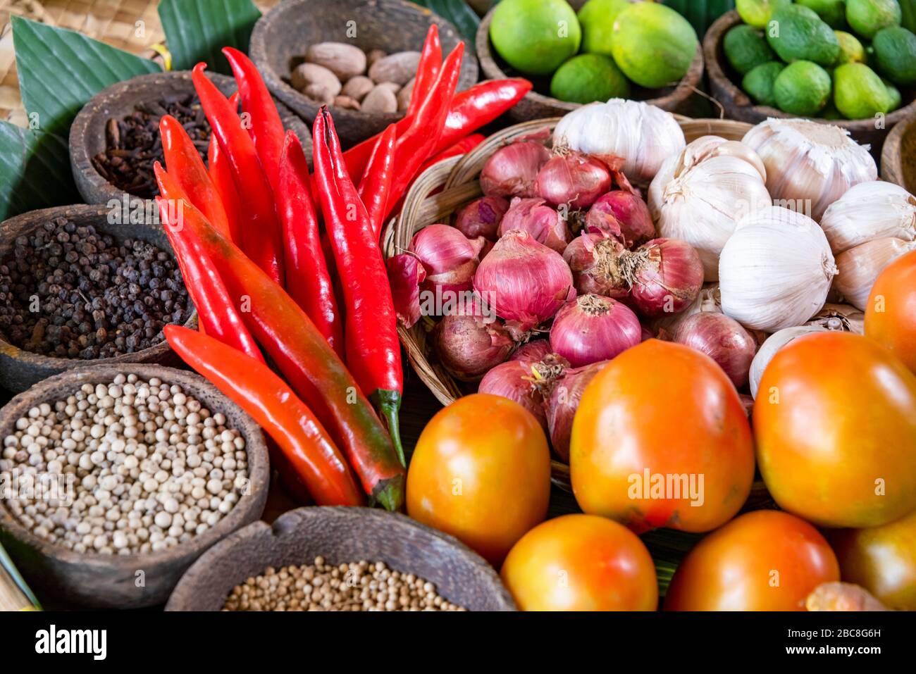 Gros plan horizontal des ingrédients traditionnels utilisés dans la cuisine balinaise traditionnelle. Banque D'Images