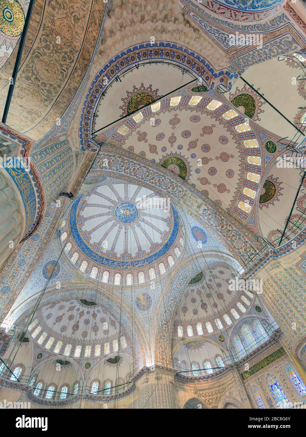 Istanbul, Province d'Istanbul, Turquie. Intérieur de la Mosquée Sultan Ahmet ou Sultanahmet, également connue sous le nom de Mosquée bleue. Plafonds et dômes montrant moi Banque D'Images
