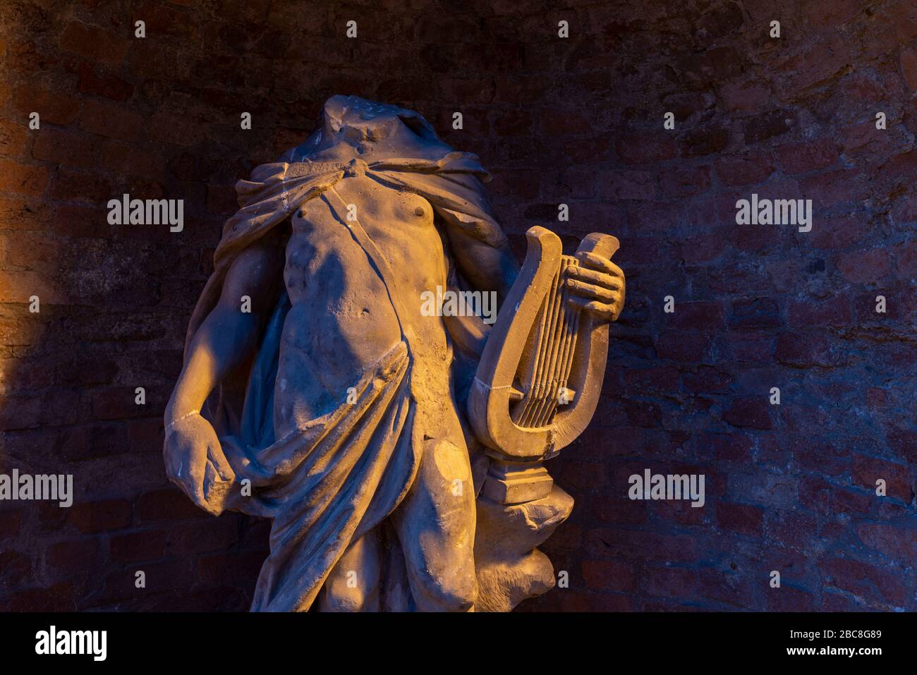 Allemagne, Saxe-Anhalt, Magdeburg, vue sur une sculpture du dieu Apollon, il se tient dans une niche dans le mur du Möllenvogtei et date du 170 Banque D'Images