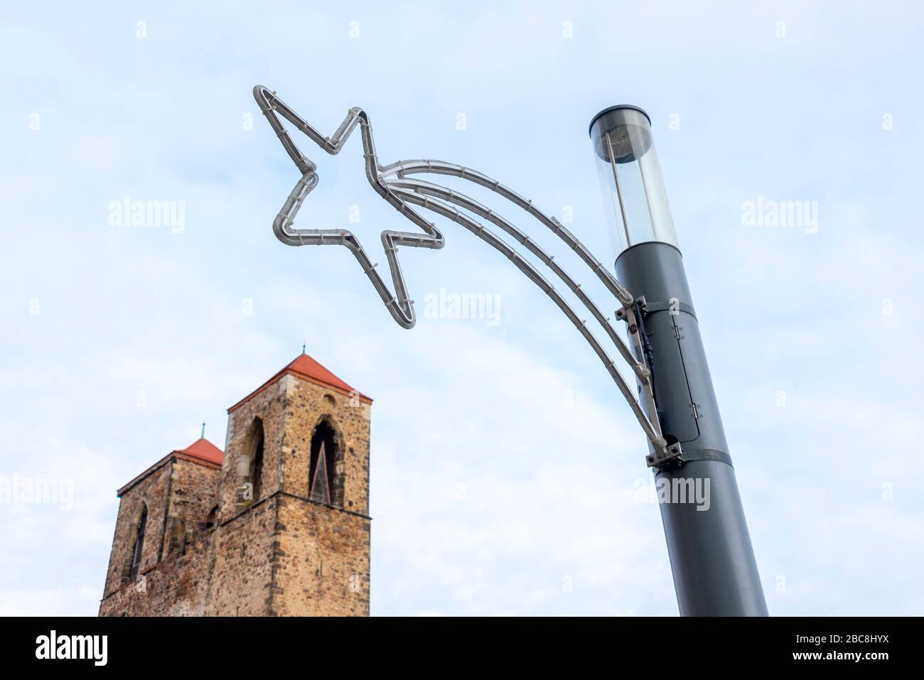 Vue sur un poinsettia et les tours de l'église de la ville St Nikolai à Zerbst il a été détruit dans les derniers jours de la guerre en 1945 Banque D'Images