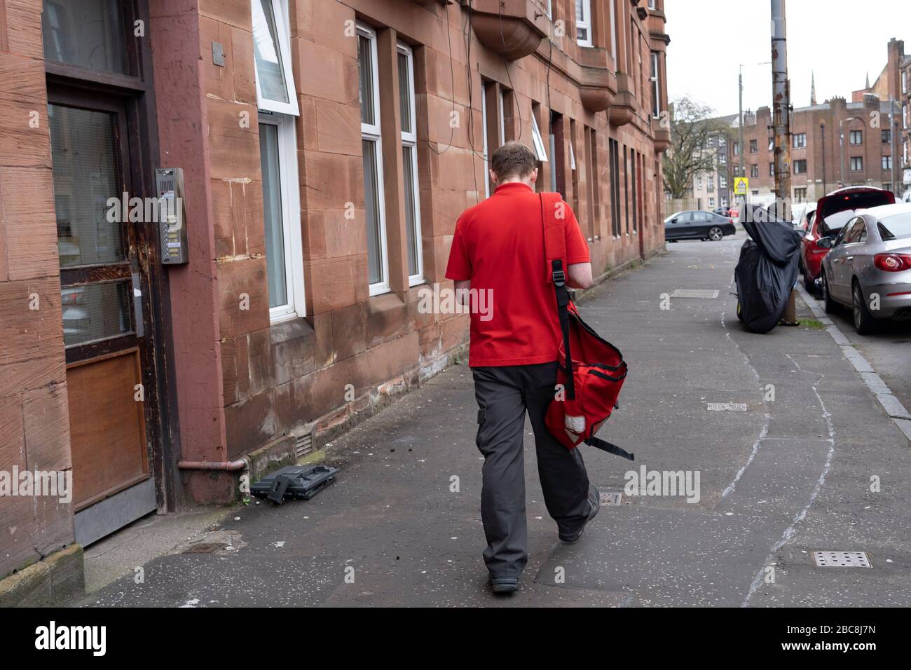 Glasgow, Écosse, Royaume-Uni. 3 avril 2020. Images du côté sud de Glasgow à la fin de la deuxième semaine de verrouillage du Coronavirus. Photo; Royal Mail postman faire des livraisons à l'expiation à Govanhill . Iain Masterton/Alay Live News Banque D'Images