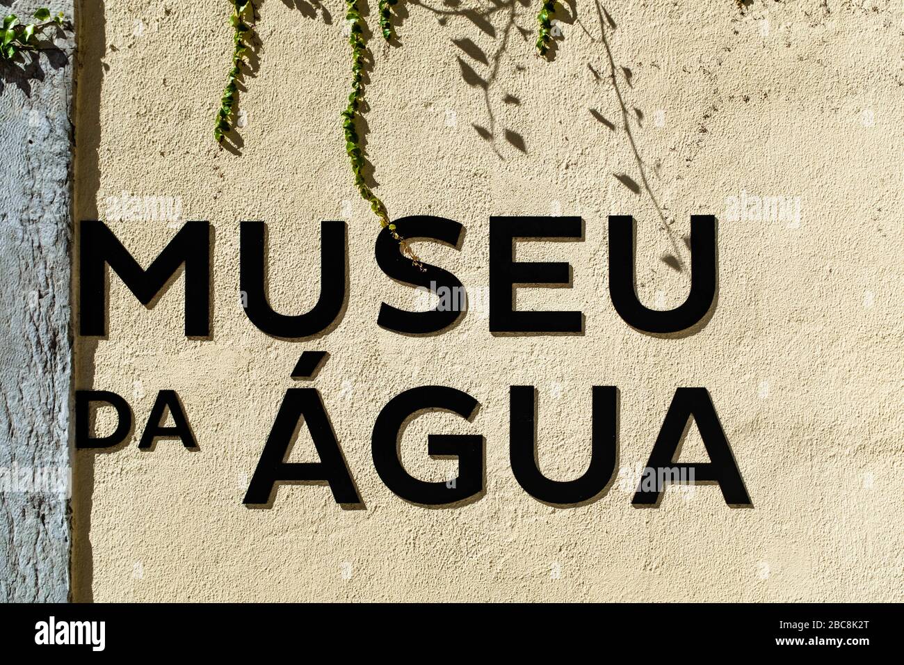 Lettres noires formant le nom du musée de l'eau près de l'entrée de l'Aqueduct d'Águas Livres. Banque D'Images