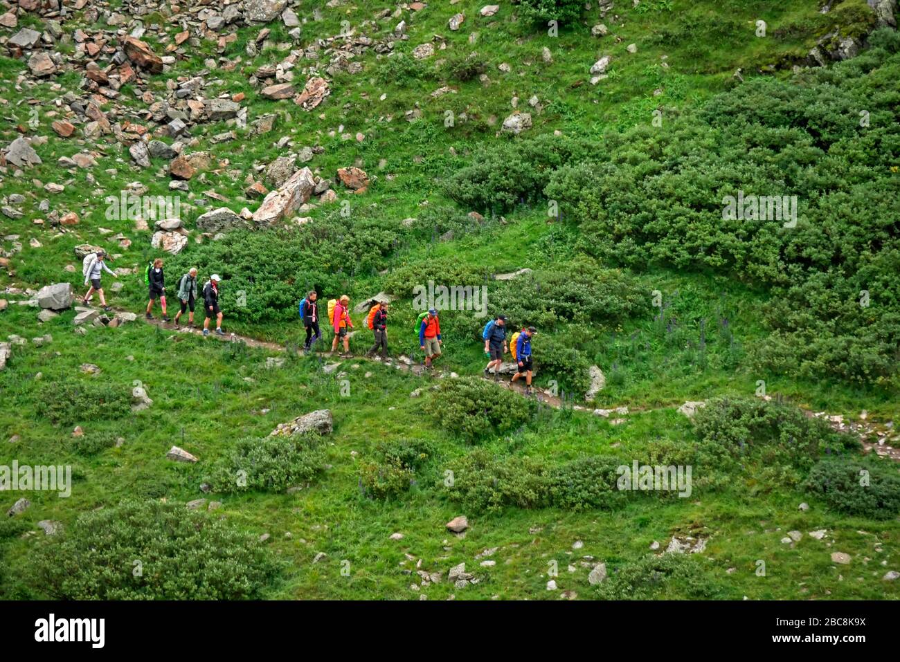 Sentier de randonnée longue distance E5 d'Oberstdorf à Meran: Chemin de vent à Martin-Busch-Hütte, Ötztal, Tyrol, Autriche Banque D'Images