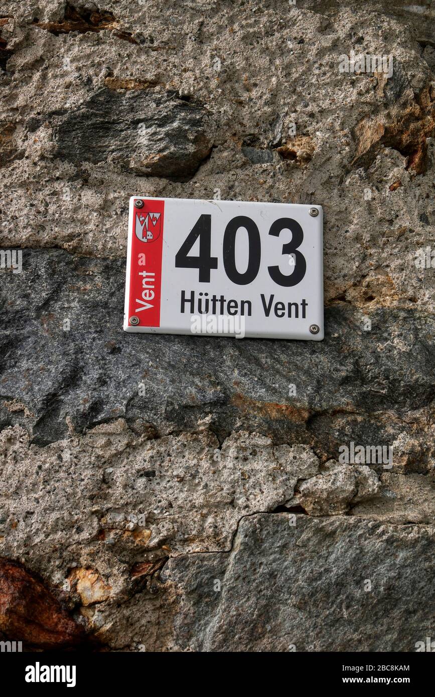 Sentier de randonnée longue distance E5 d'Oberstdorf à Merano: Panneau sur le chemin de vent à Martin-Busch-Hütte, Ötztal, Tyrol, Autriche Banque D'Images