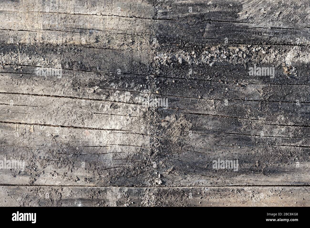 Charred and weathed Construction Timber Background with Mineral Adherences Banque D'Images