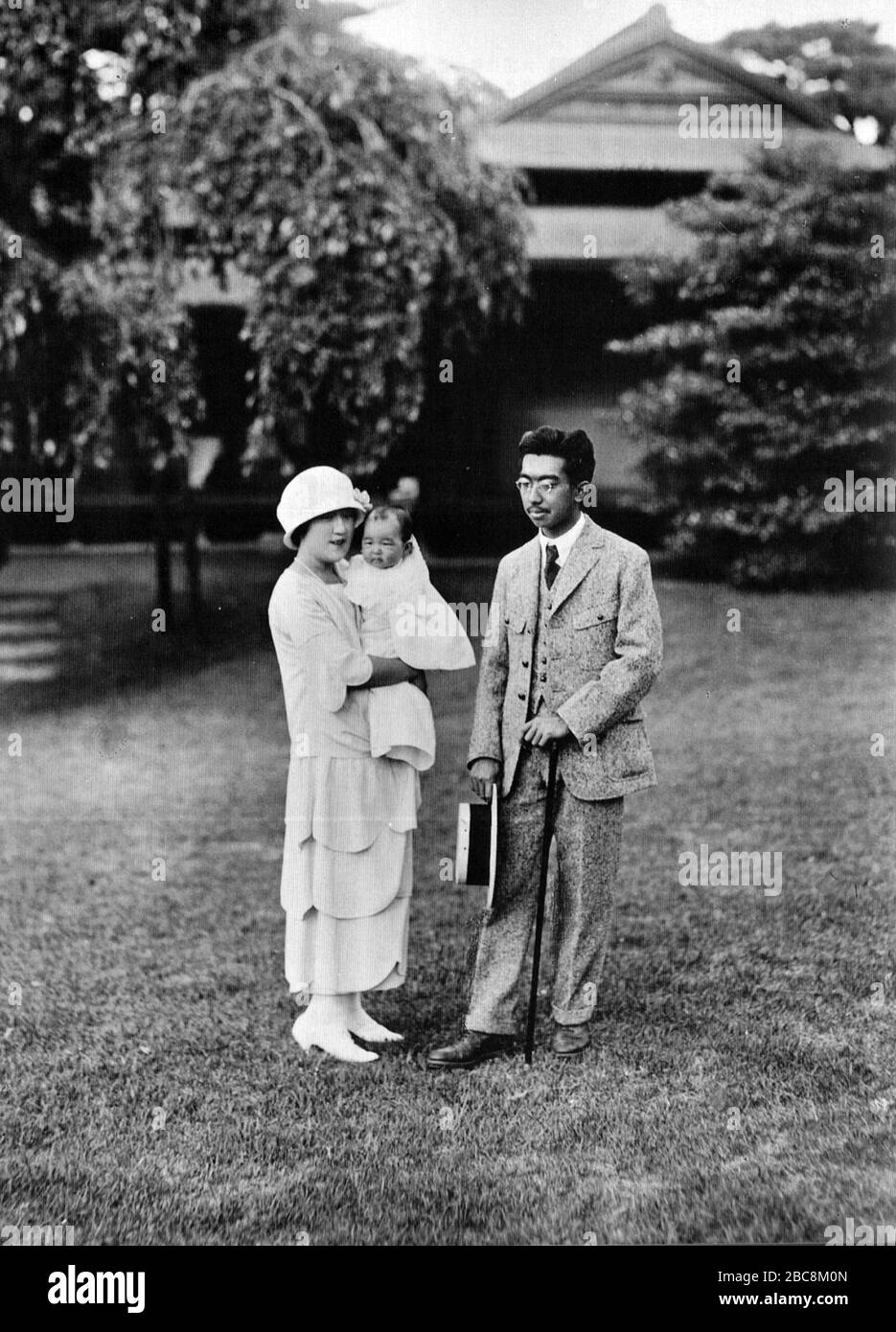 皇太子裕仁親王 Prince Heritier Hirohito Empereur Shōwa と 第一皇女 照宮成子内親王 Teru No Miya Shigeko を抱く良子妃 Nagako Empress Kōjun 1925年頃 光文社 昭和の母 皇太后さま 00年 Ce Fichier Manque D Informations Sur L Auteur Photo Stock