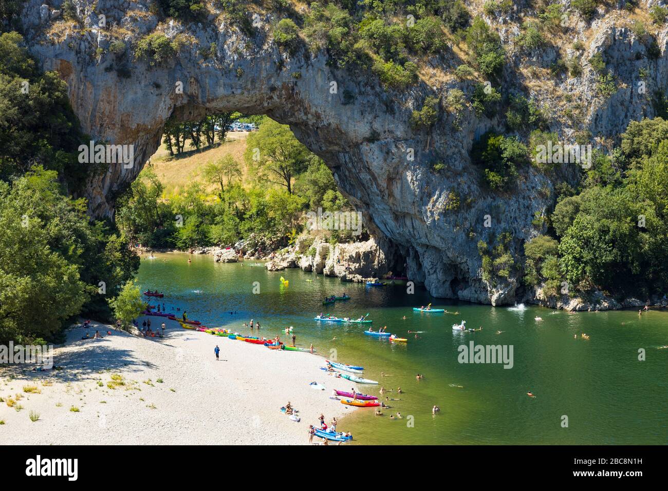 Vue aérienne de Narural arch à Vallon Pont d'arc en Ardèche canyon en France Banque D'Images