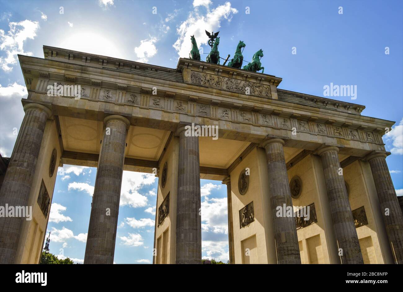 Porte de Brandebourg une journée ensoleillée vue de la place de Paris, dans le quartier de Mitte, Berlin, Allemagne Banque D'Images