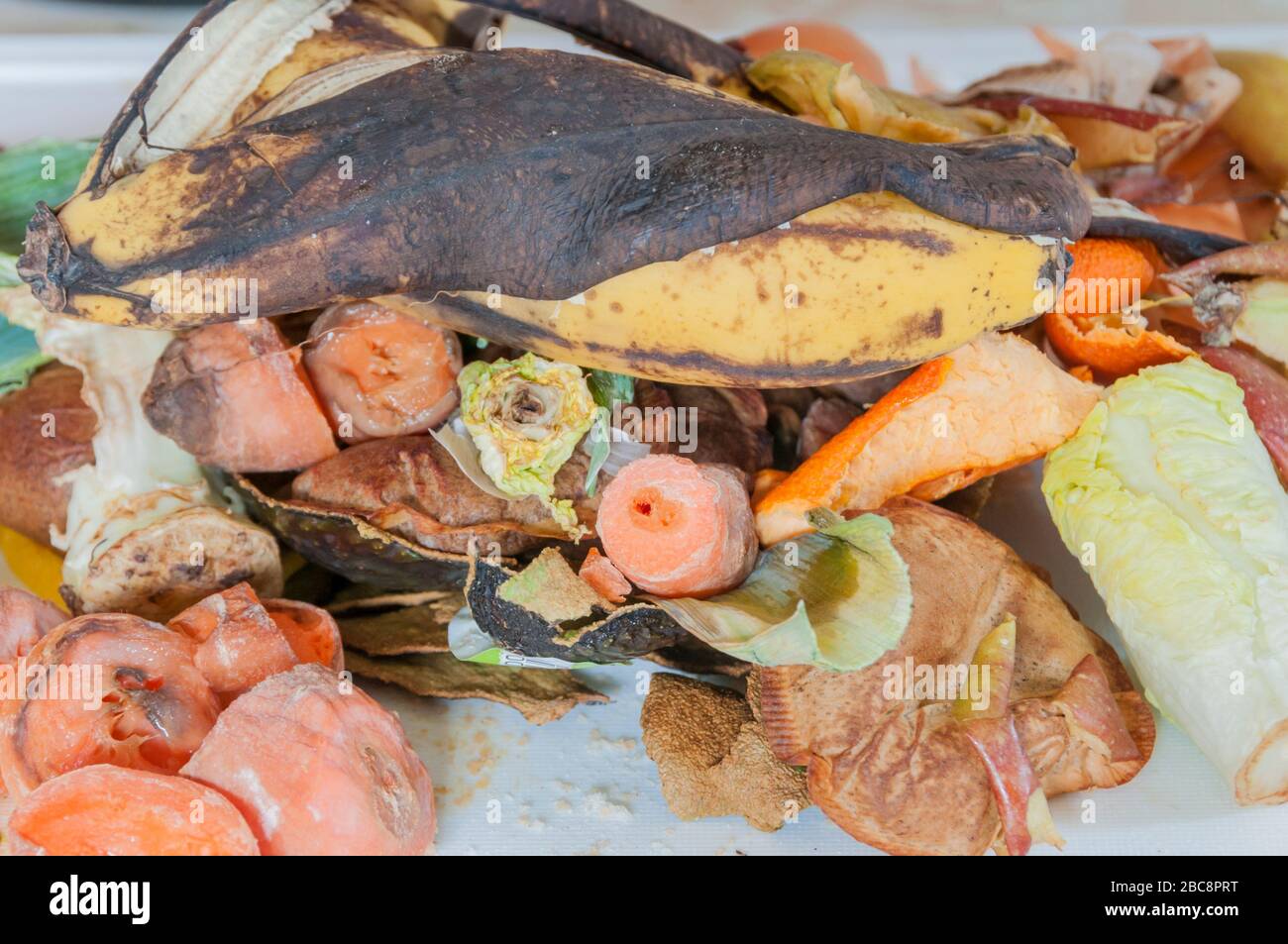 Vieilles peaux de fruits et peelings économisés pour le recyclage biologique. Banque D'Images