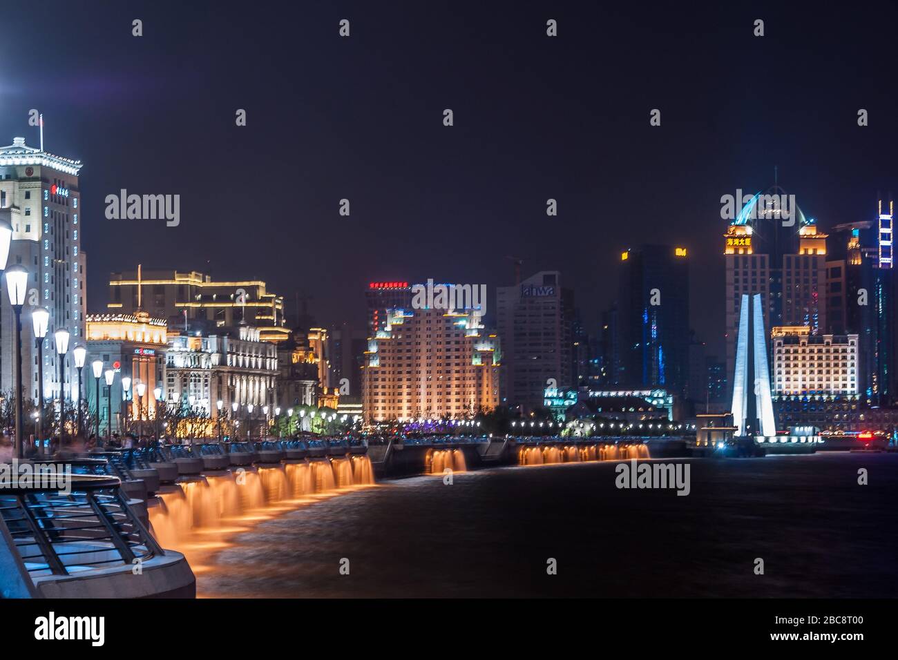 Shanghai, Chine - 4 mai 2010 : photo de nuit de la promenade Bund le long de la rivière Huangpu, se terminant au pont Waibaidu sur la rivière Wusong. Horizon avec coloris Banque D'Images