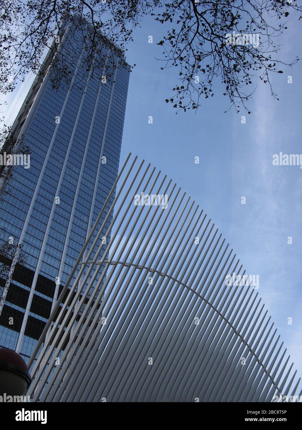 Mémorial du 11 septembre (premier plan) 3 World Trade Center (contexte) Banque D'Images