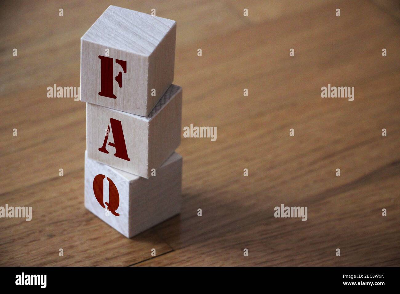 FAQ abréviation de cubes en bois sur une table de bureau. Concept d'entreprise Banque D'Images