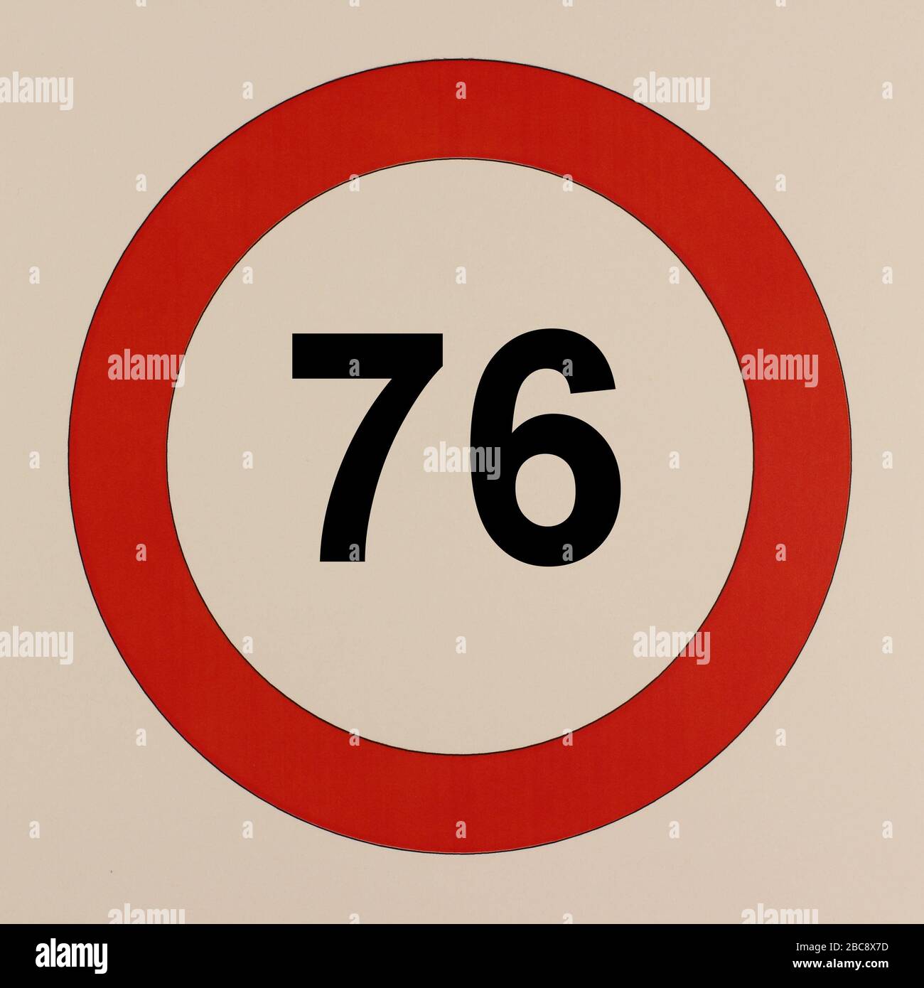 Grafische Darstellung des Straßenverkehrszeichens 'maximum Geschwindigungen 76 km pro Stunde' Banque D'Images
