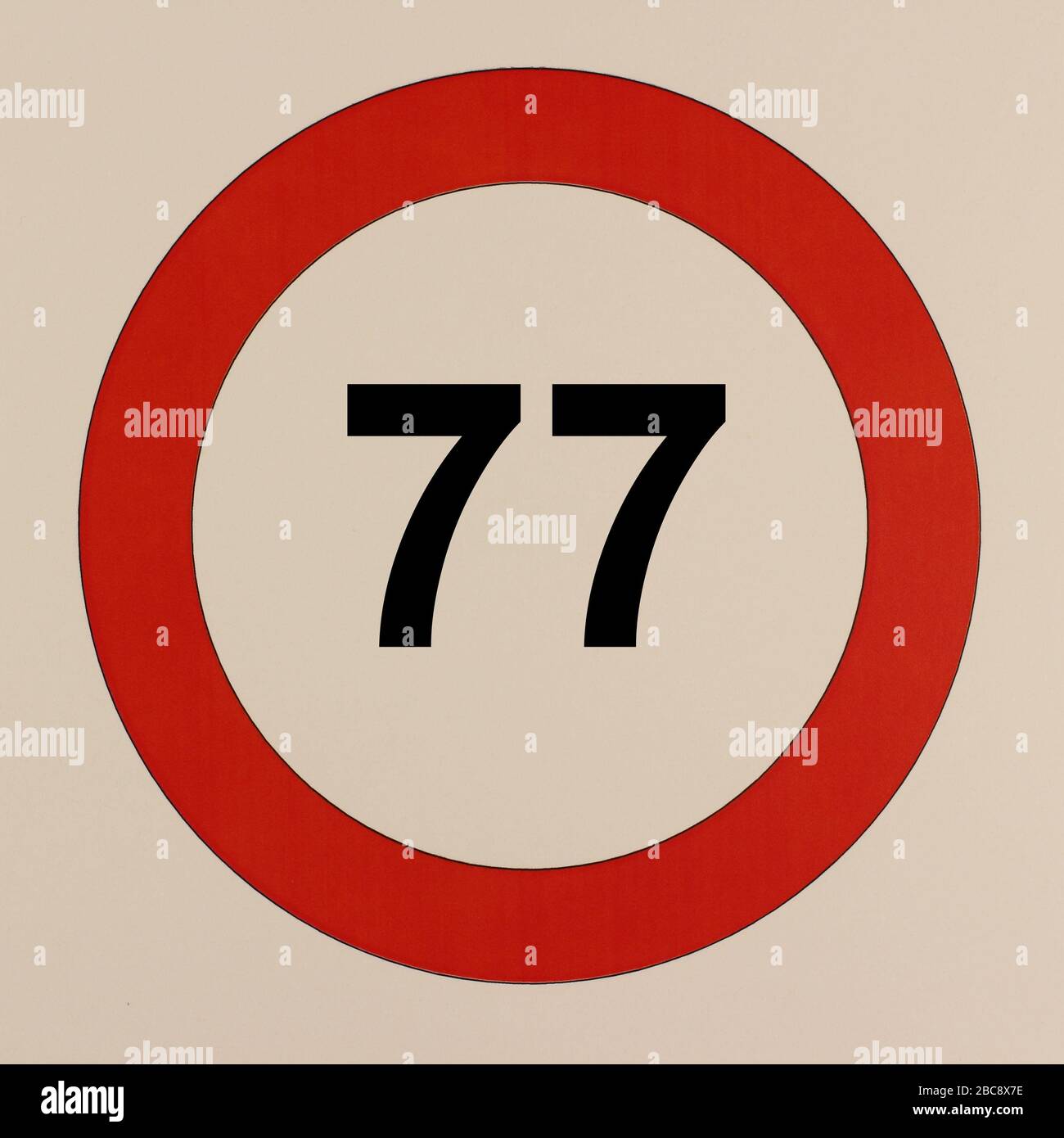 Grafische Darstellung des Straßenverkehrszeichens 'maximum Geschwindigungen 77 km pro Stunde' Banque D'Images