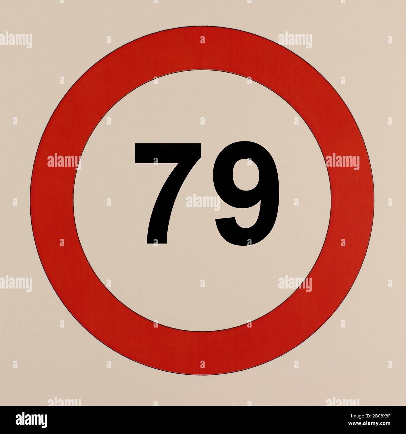Grafische Darstellung des Straßenverkehrszeichens 'maximum Geschwindigungen 79 km pro Stunde' Banque D'Images