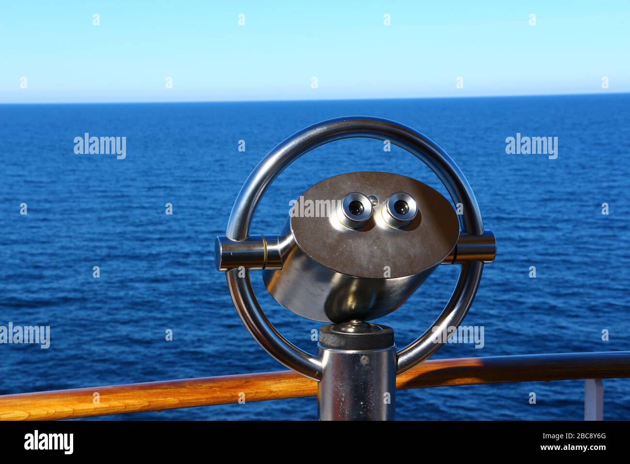 Modernes Fernglas auf einem Kreuzfahrstschiff Banque D'Images