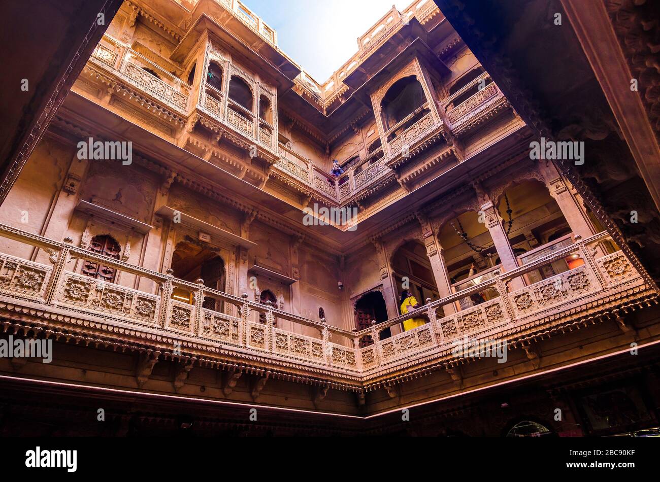 JAISALMER, INDE – 30 NOVEMBRE 2019: Intérieur du Patwon ki Haveli, c'est le plus grand Haveli à Jaisalmer, Rajasthan, construit en 1805. Banque D'Images