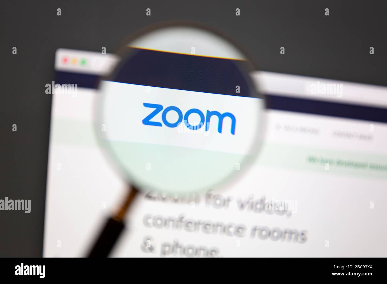 Ostersund / Suède - 2 avril 2020: Zoom site web sous une loupe. Zoom Video Communications est un composant américain de services de conférence à distance Banque D'Images