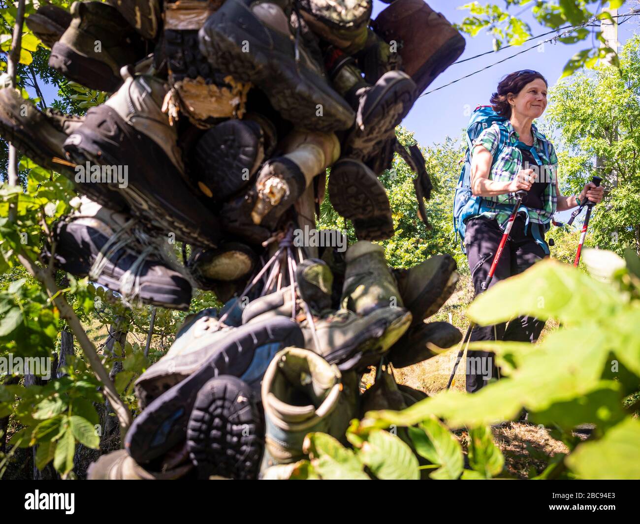 Trekking dans le Cantal, montagnes volcaniques en France, sentier de randonnée avec sculpture faite de vieilles bottes de randonnée près de Thiézac, département de Cantal, Auvergne-R Banque D'Images