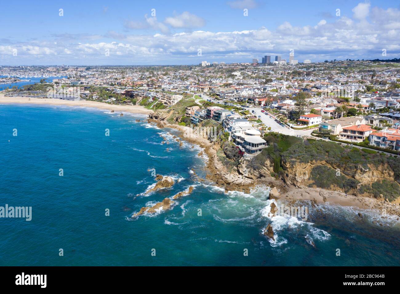 Vue aérienne au-dessus de la magnifique côte de Corona del Mar à Newport Beach, dans le comté d'Orange, en Californie Banque D'Images