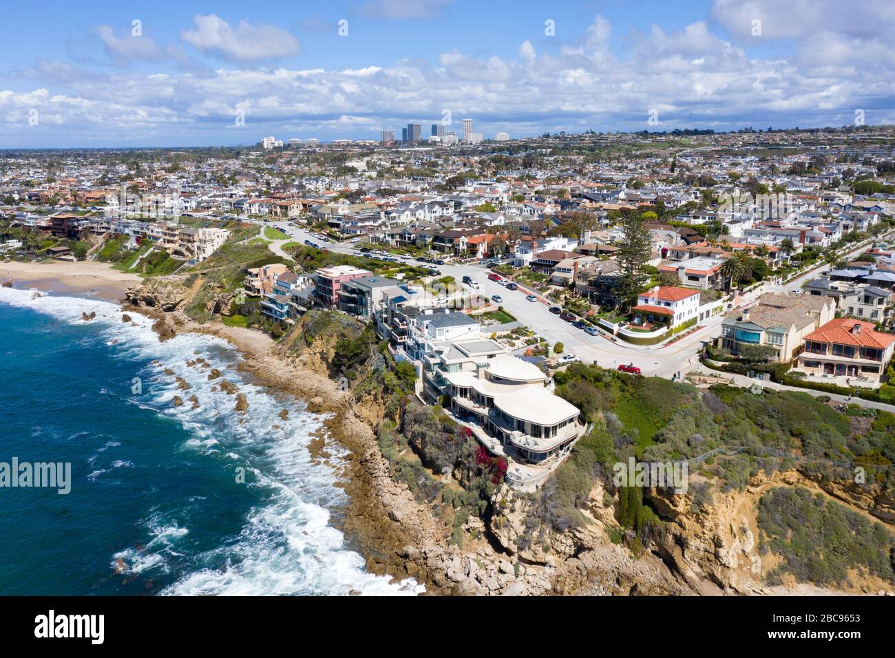 Vue aérienne au-dessus de la magnifique côte de Corona del Mar à Newport Beach, dans le comté d'Orange, en Californie Banque D'Images