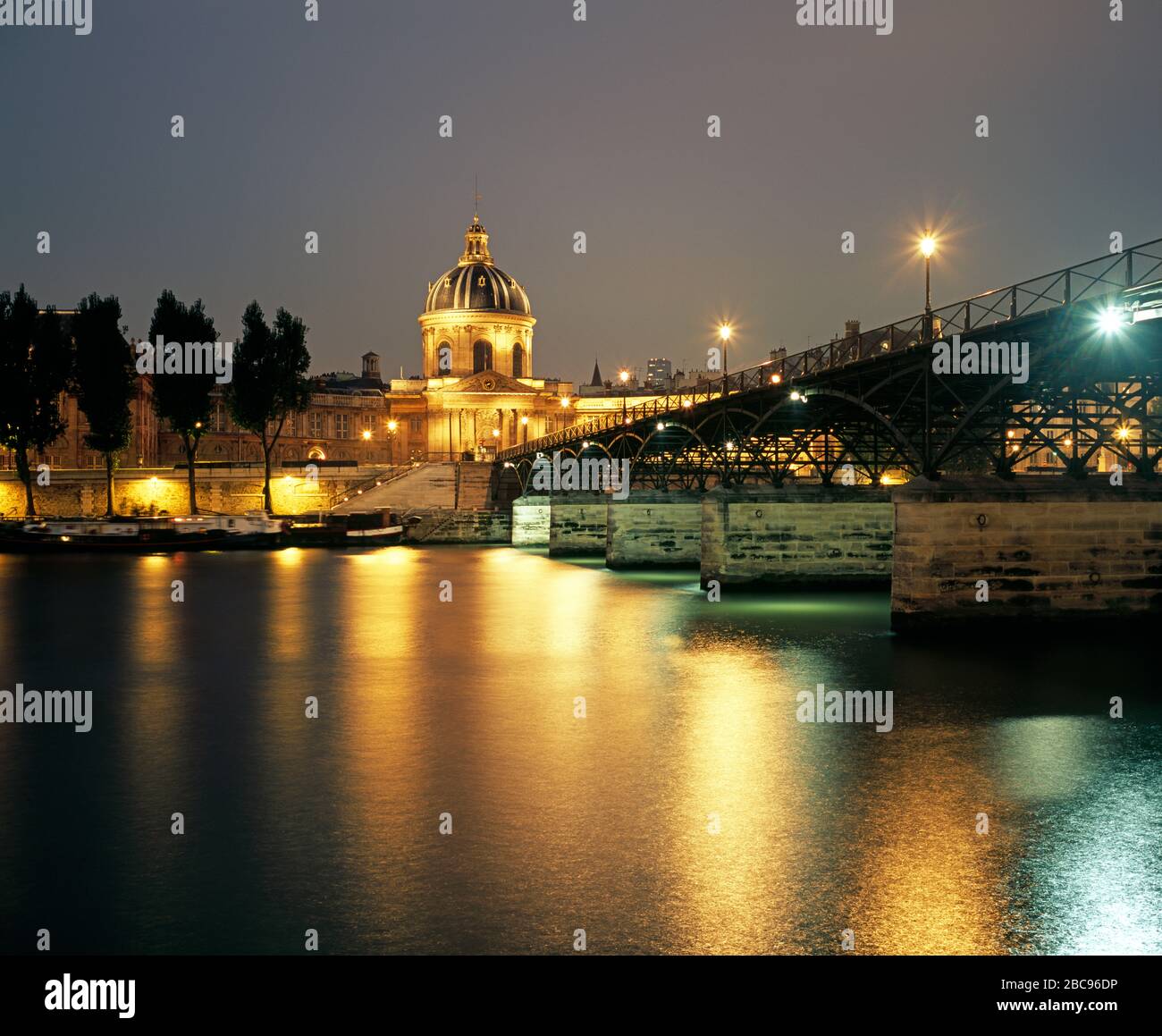 Pont des Arts et Institut de France la nuit se reflétant sur la Seine. Paris, France Banque D'Images