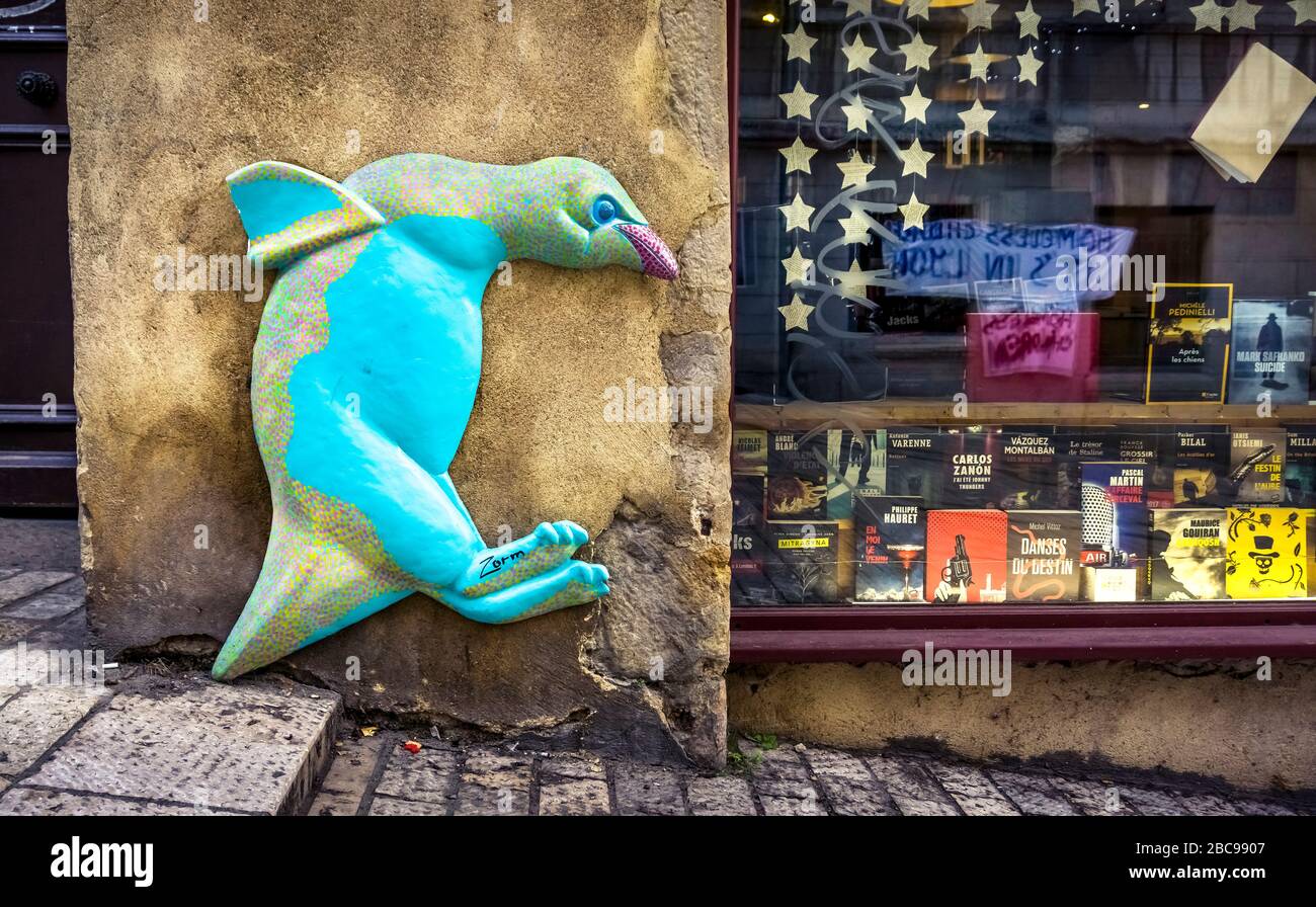 Pingouin coloré à côté de la librairie dans le quartier de la Croix-Rousse à Lyon Banque D'Images