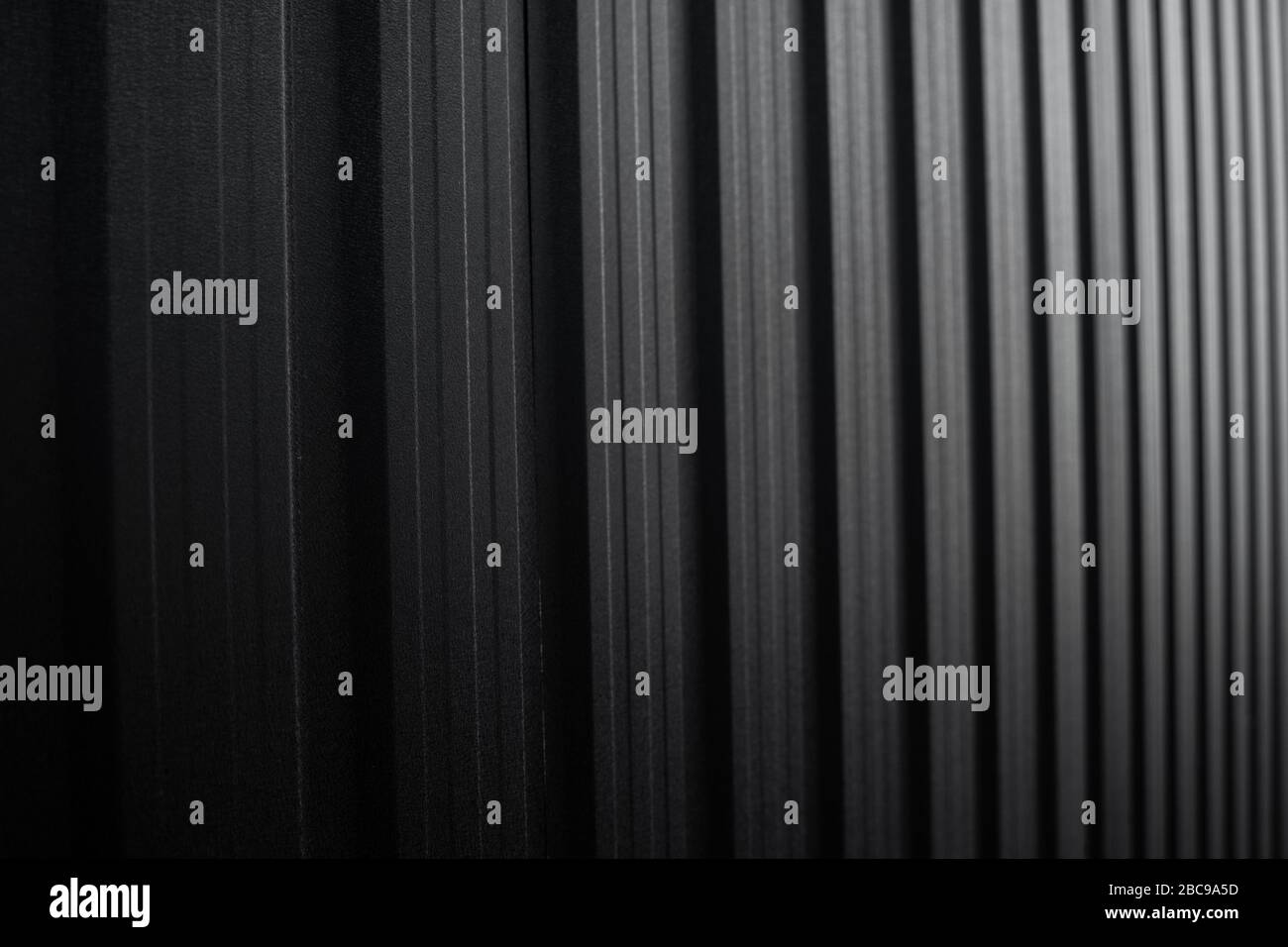 Surface de tôle ondulée noire du mur. Galvaniser l'arrière-plan en acier  Photo Stock - Alamy