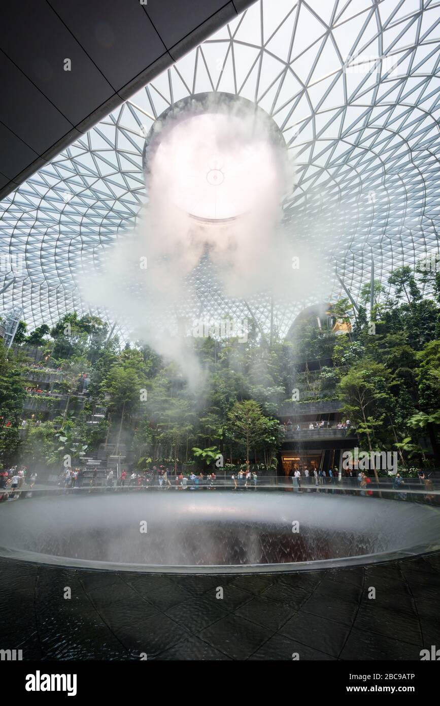 Singapour-30 août 2019: Jewel Changi Airport est un nouveau terminal sous un dôme en verre, avec une chute d'eau intérieure et une forêt tropicale, des centres commerciaux Banque D'Images