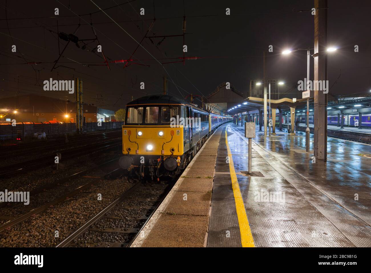 Groupe de locomotives AC classe 86 locomotive électrique 86101 à Preston avec le train-couchette calédonien basse à Londres depuis Édimbourg et Glasgow Banque D'Images