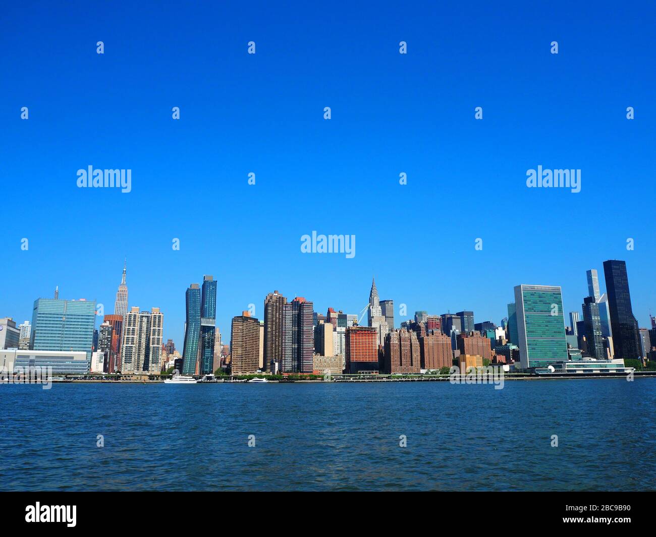 Bâtiment du Siège de l'ONU, Empire State Building et Chrysler Building, vu de l'East River, Manhattan, New York, États-Unis Banque D'Images