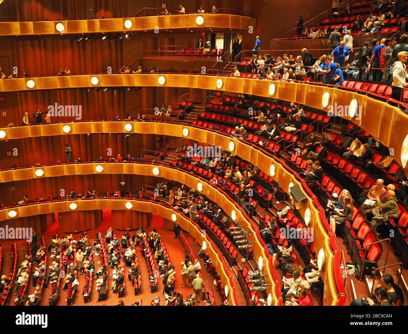 Public prenant leurs sièges à l'intérieur de l'auditorium du théâtre David H Koch, siège du New York City Ballet, Manhattan, New York, États-Unis Banque D'Images