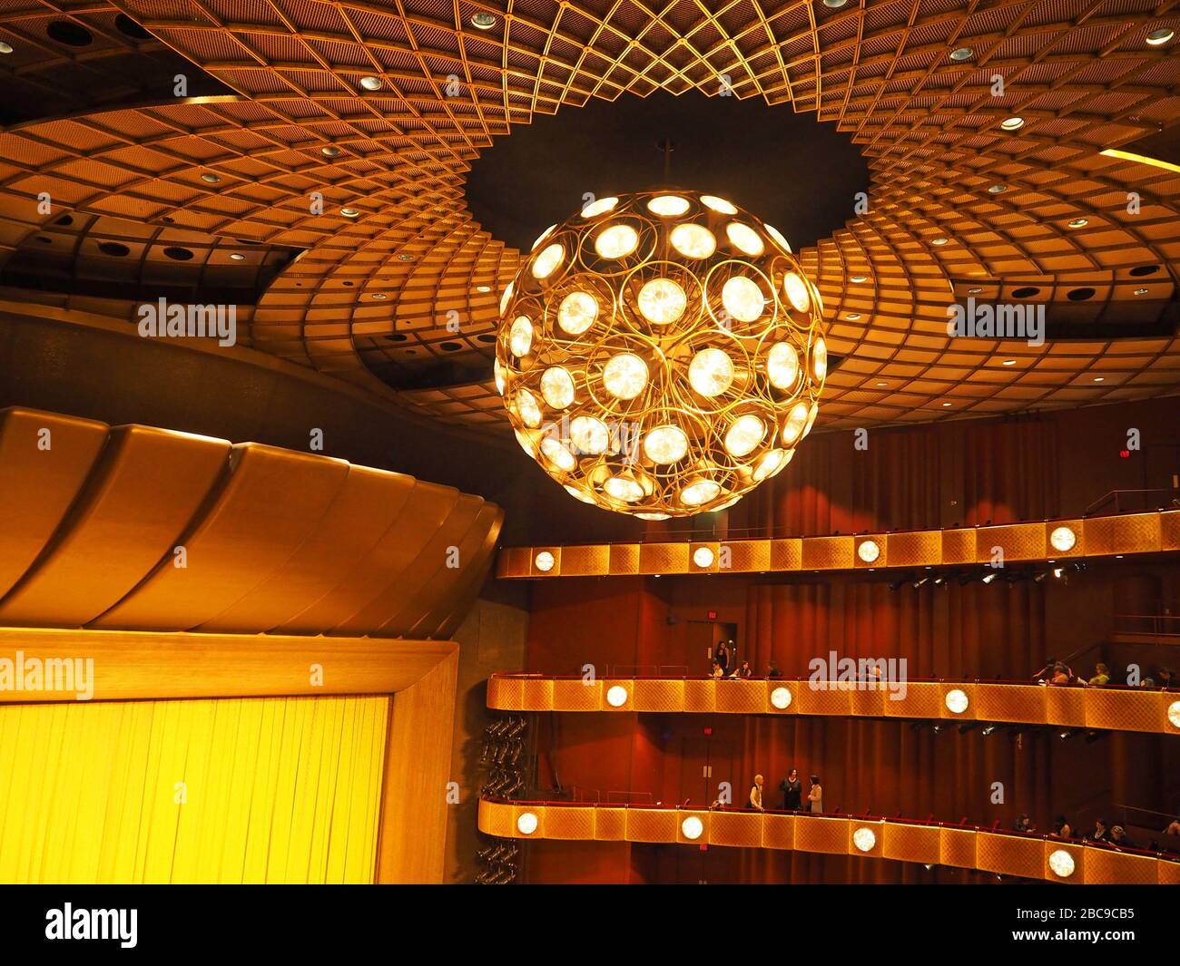 Grand lustre sphérique à l'intérieur du théâtre David H Koch, maison du New York City Ballet, Manhattan, New York, États-Unis Banque D'Images