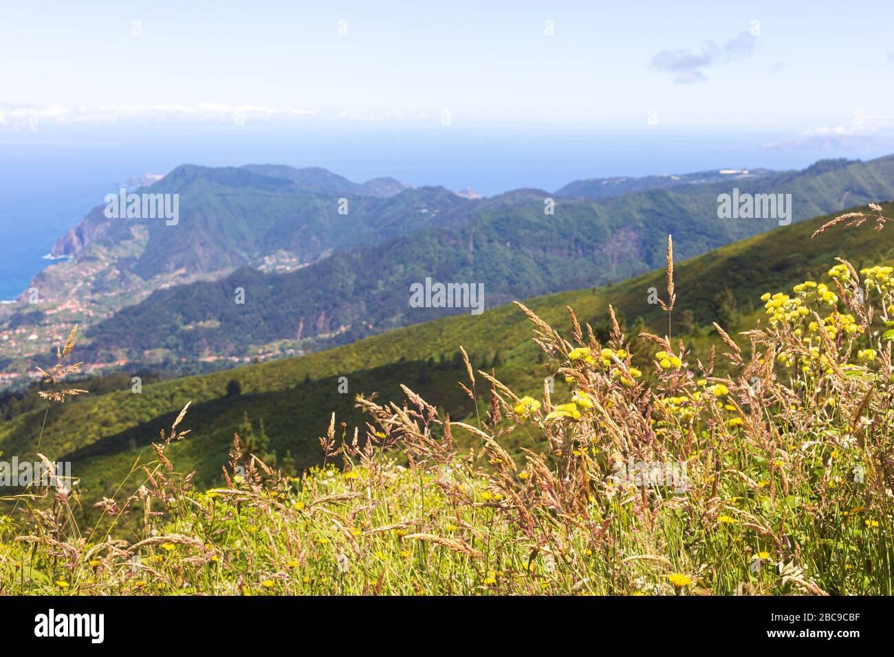 Vue sur la côte de l'océan depuis le sommet des montagnes de l'île de Madère, Portuga Banque D'Images