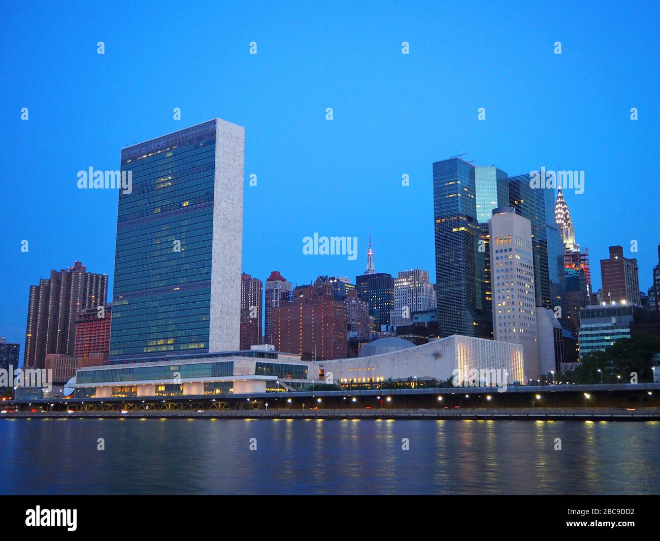 Bâtiment du Siège de l'ONU à l'aube, vu de la rivière East, New York, États-Unis Banque D'Images